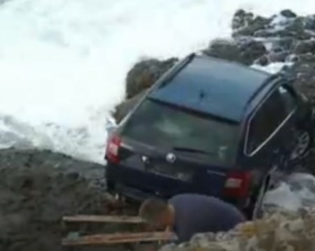 Параграф 22: Застрахователи искат заседнала кола в морето да бъде закарана в сервиз