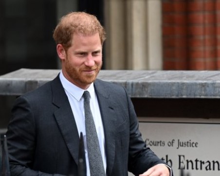 Принц Хари се завърна в Лондон година след смъртта на кралица Елизабет