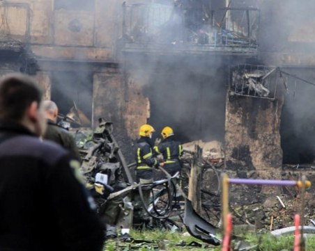 Руски ракетен удар над родния град на Зеленски: Загинал е полицай, най-малко 25 са ранени