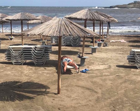 Туристи почистиха плажа на 