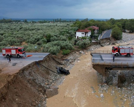 Жертвите от потопа в Гърция вече са 10, над 720 хил. декара са под вода