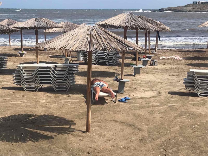 Туристи почистиха плажа на