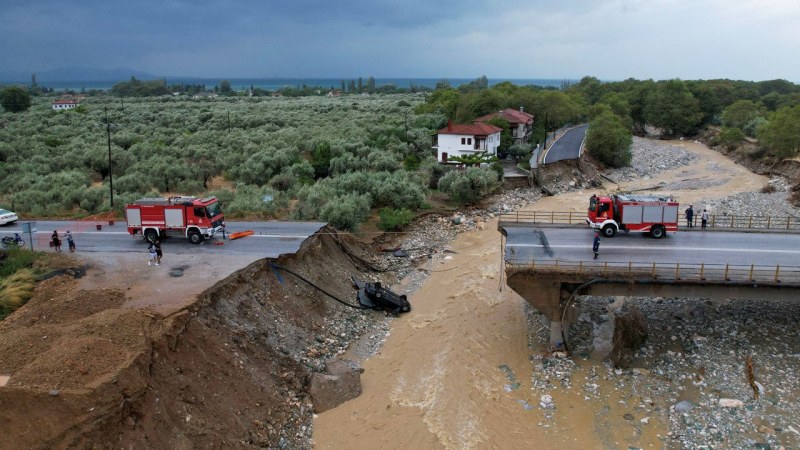 Жертвите от потопа в Гърция вече са 10, над 720 хил. декара са под вода