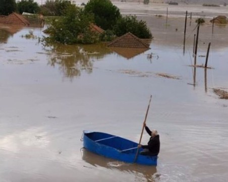 11 станаха жертвите на потопа в Гърция, продължава спасяването на блокирани хора