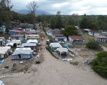 Каравани и бунгала на наводнените плажове осъмнаха с бележки спешно да се премахнат