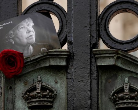 Кралското семейство почете поотделно покойната Елизабет II