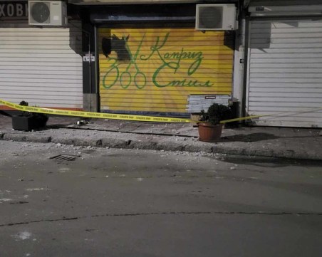 Парче мазилка на сграда се стовари върху тротоар в Пловдив