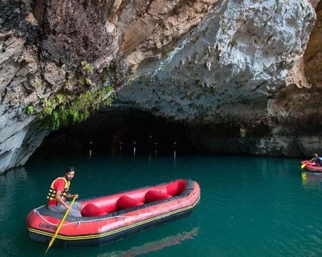 Продължава акцията за спасяването на учен в турска пещера! Българи прекараха телефонна линия
