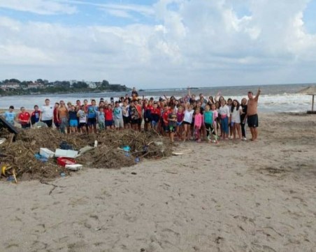 След 70 часа без ток: Деца от волейболен отбор са почистили част от Арапя