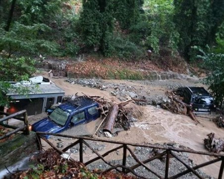 Стотици на протест пред парламента в Атина заради наводненията