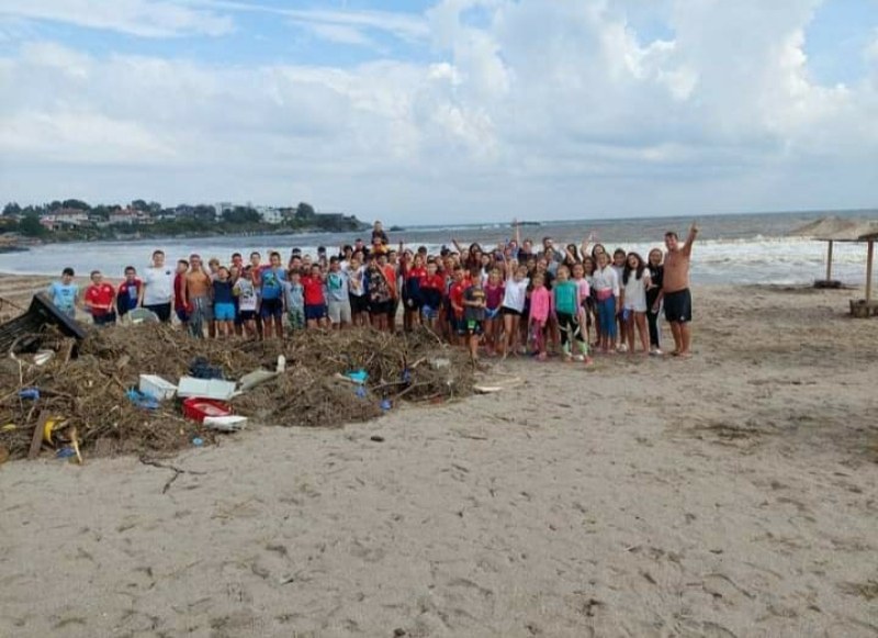Деца от пернишкия волейболен отбор Металург за помогнали в разчистването