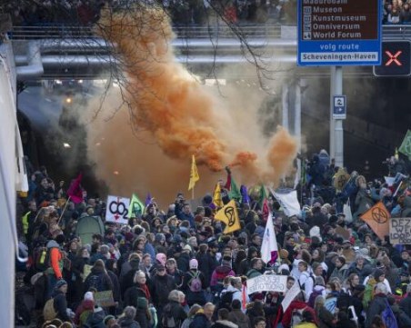 Арестуваха 2400 екоактивисти по време на протест в Хага