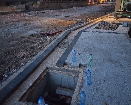 Безумно! „Обезопасиха” огромна шахта на ул. 