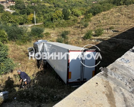 Камион удари две коли и падна от мост на „Струма”, има пострадали