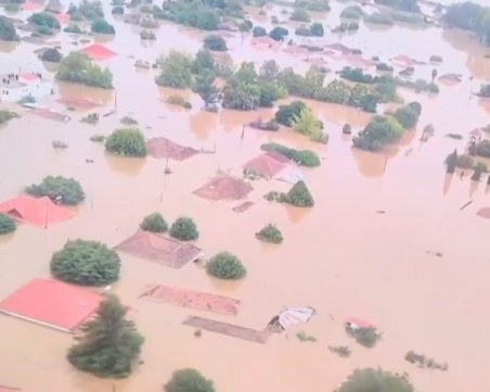 Спасителна лодка със 7 души се е обърнала при акция в Гърция