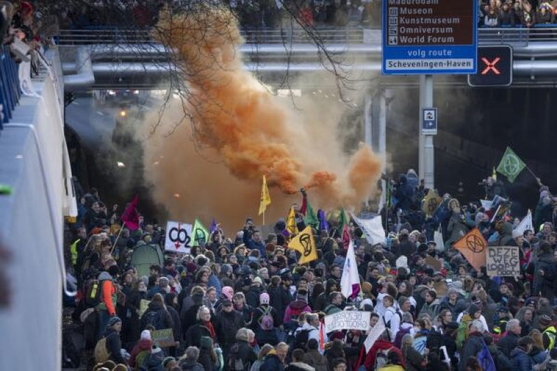 Арестуваха 2400 екоактивисти по време на протест в Хага