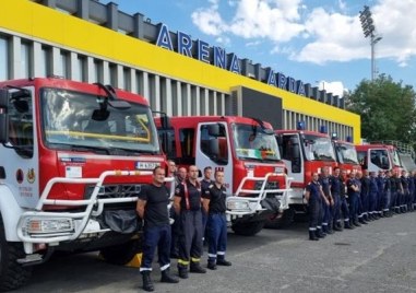Българският екип от 36 пожарникари който преди десет дни замина