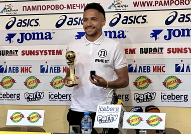 Бразилската звезда на Локомотив Джовани получи днес своите награди от