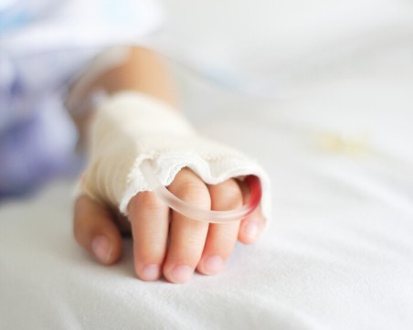 2-годишно дете погълна метадон в дома си във Варна, с опасност за живота е