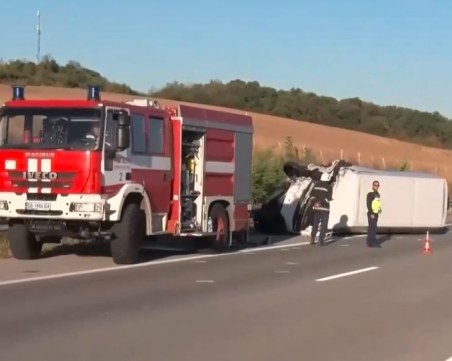 Катастрофа между камион и автобус на АМ 