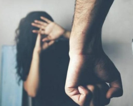 Мъж преби приятелката си в Пазарджишко, заплашил я с убийство