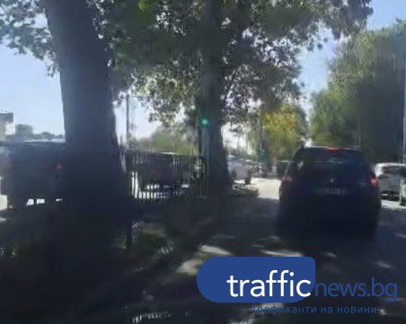 Нещо в организацията куца? Колона от автомобили в насрещното до Централна гара