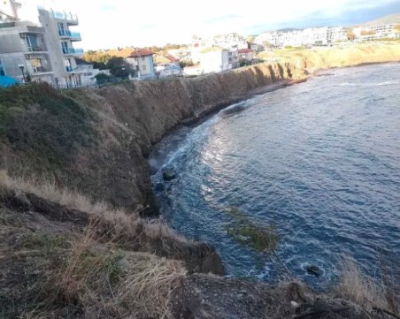 След наводнението: Опасно свлачище може да се активира в Ахтопол