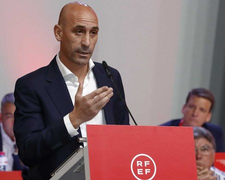 След целувката с футболистка, президентът на испанския футбол хвърли оставка