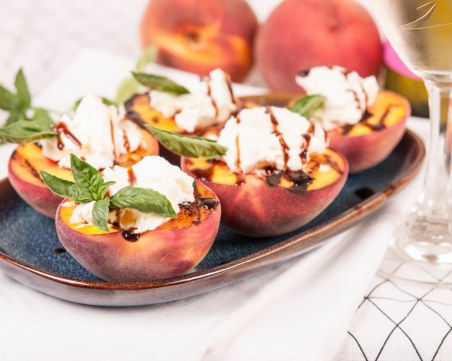 Запечени праскови с крема сирене