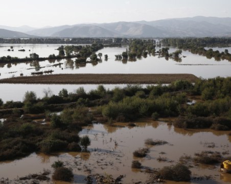 Затварят магистралата край Лариса, откриха още една жертва на наводненията в Гърция