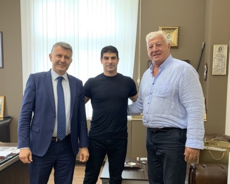 Зико се похвали с плакет от БФС и заяви: Националите винаги могат да разчитат на нашата подкрепа