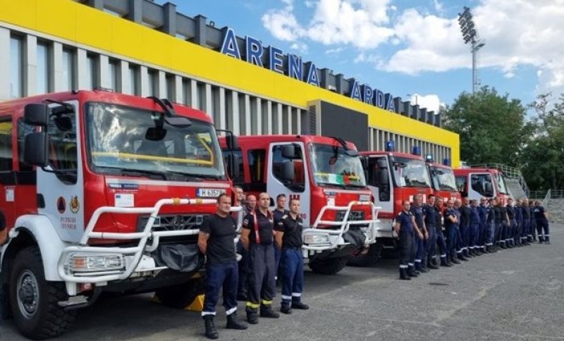 Българският екип от 36 пожарникари, който преди десет дни замина