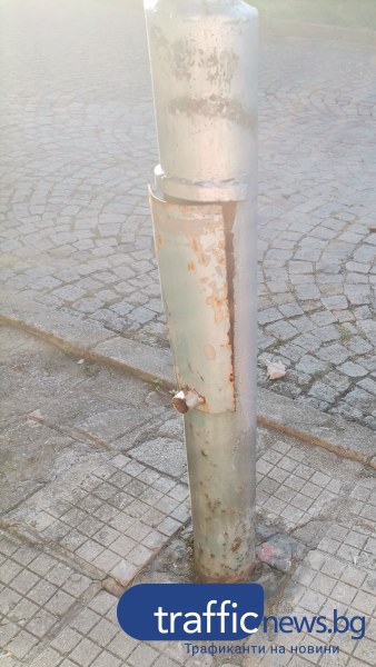 Стърчащи кабели от улични лапми притесняват жителите в центъра на