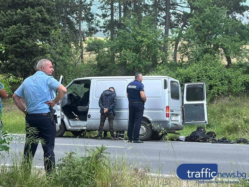 Заловиха 14 мигранти в лек автомобил край Казанлък