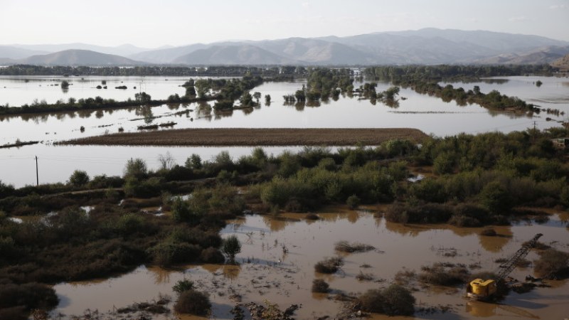 Затварят магистралата край Лариса, откриха още една жертва на наводненията в Гърция
