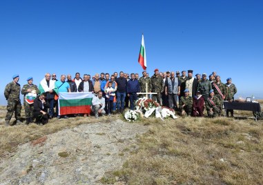 Българска делегация изкачи връх Каймакчалан в Гърция и почете паметта