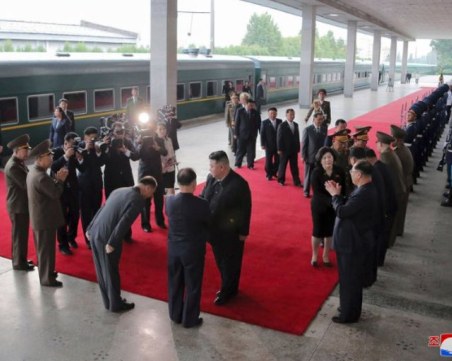 Ким Чен Ун пристигна в Русия в влак