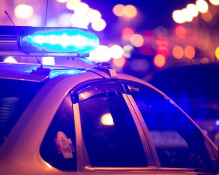 Кола с мигранти се заби в жилищен блок в Елхово