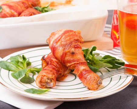 Пилешки бутчета в бекон