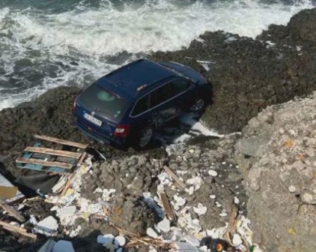 Собственикът на заседналата в скали кола на Арапя: Тотална щета, няма здрав детайл по нея