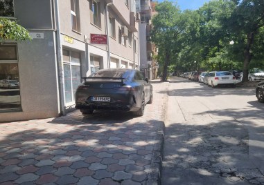 Лъскав софийски Мерцедес блокира тротоар в Пловдив За това сигнализира