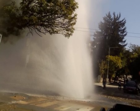 25-метров гейзер бликна в центъра на Плевен