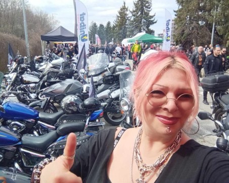 Десетки рокери блокираха съда в подкрепа на Милена Славова