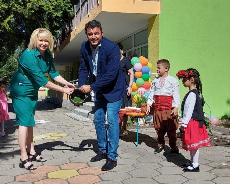 Кметът Павел Михайлов откри обновените детски градини в Първенец и Брестовица