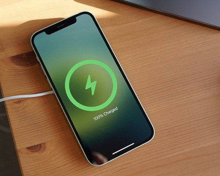 Кога да дърпаме телефона от зарядното? „Златният стандарт” изключва 100% батерия