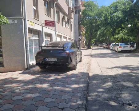Лъскав софийски Мерцедес блокира единствения тротоар на улица в Кършияка