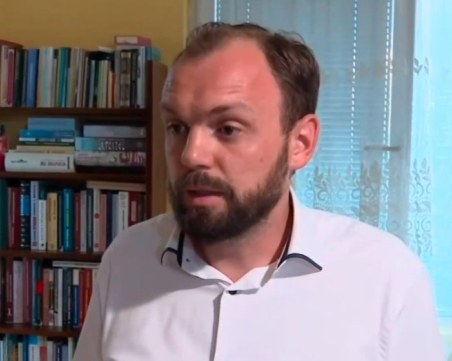 Министърът на отбраната прие оставката на Мустафа Емин