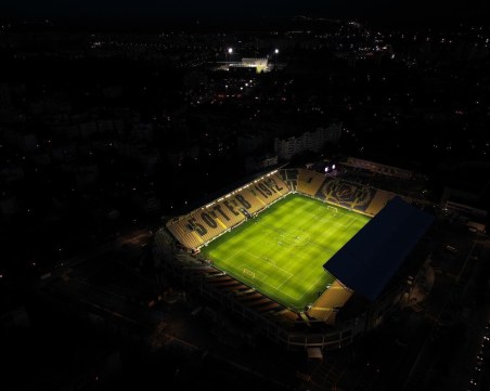 Монтират 60 прожектора на Колежа