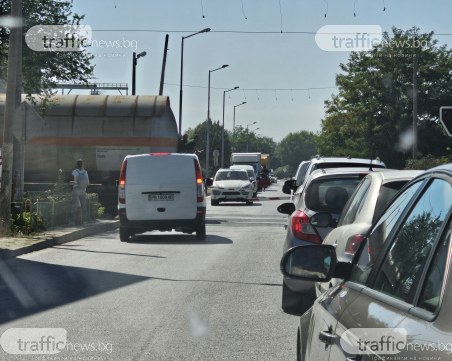 Серия от нарушения: Шофьор в насрещното на жп прелез в Пловдив тарикатски пререди всички