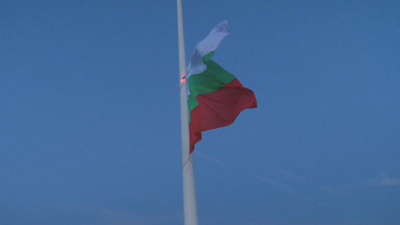 Издигнаха знамето на България на 55-метров пилон в Ямбол, президентът го откри